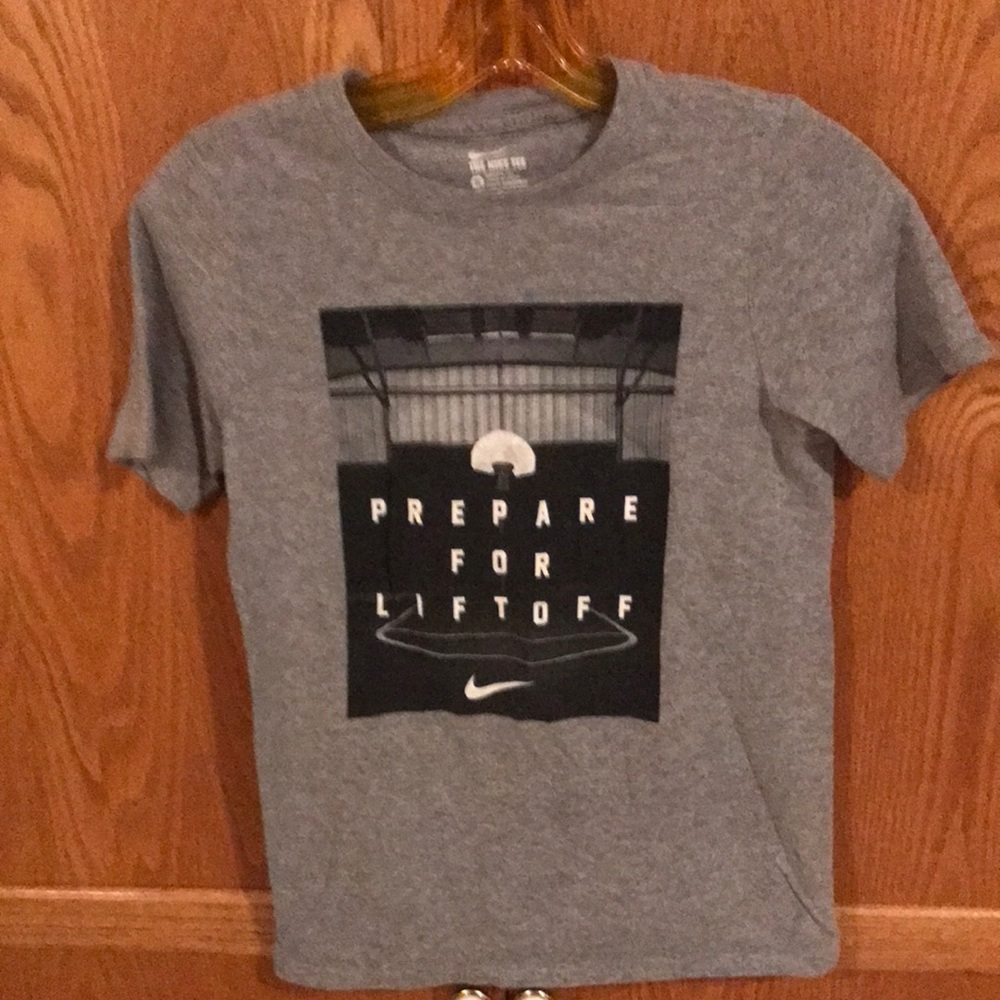 Nike boys tee shirt Med.